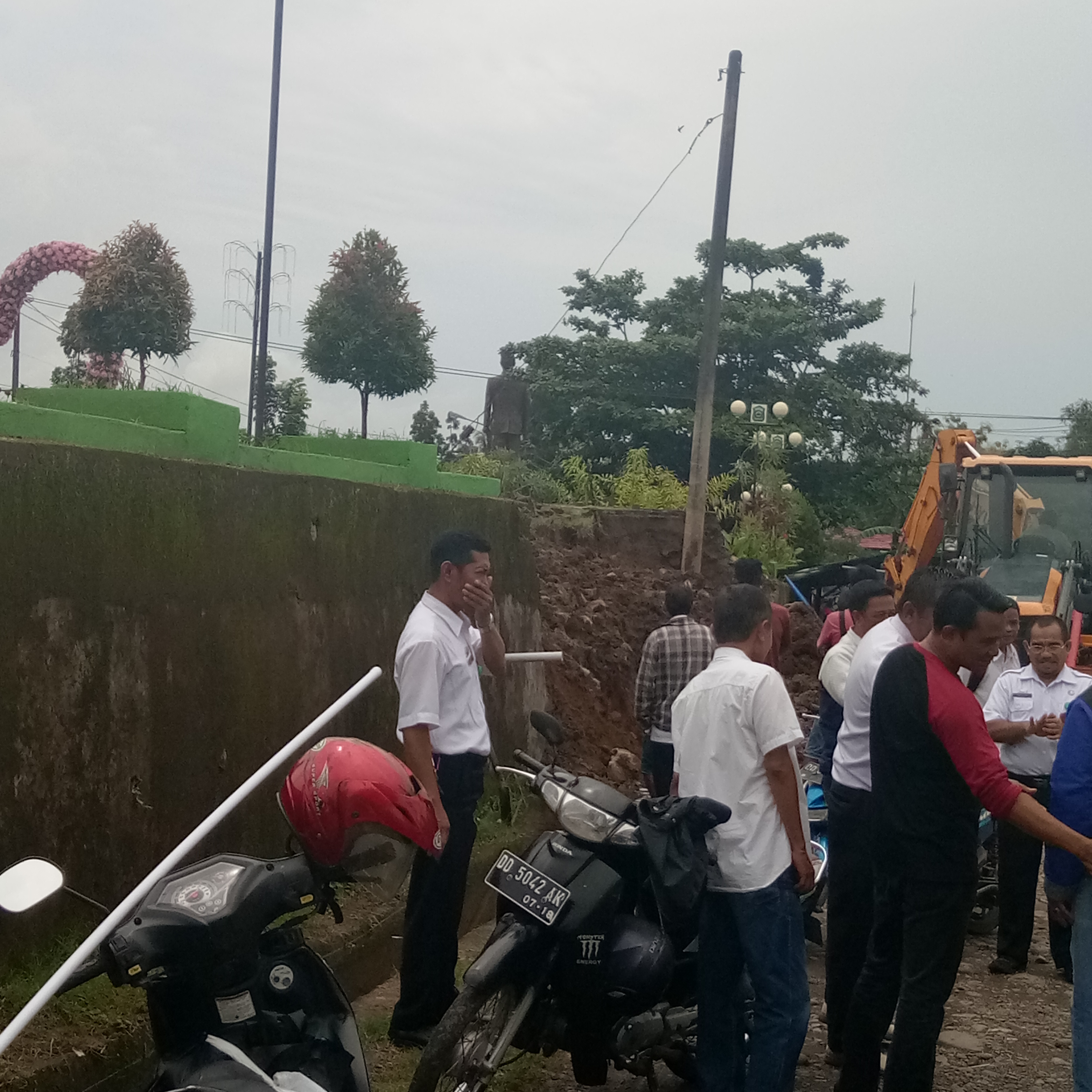 Di Duga Akibat Cuaca Extrim Taman Cinta Pologbangkeng