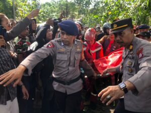 AKP Aidil Aqsa bersama anggotanya Evakuasi Korban Setelah Tertimpan Pohon di Kawasan Wisata Benteng Somba Opu Gowa