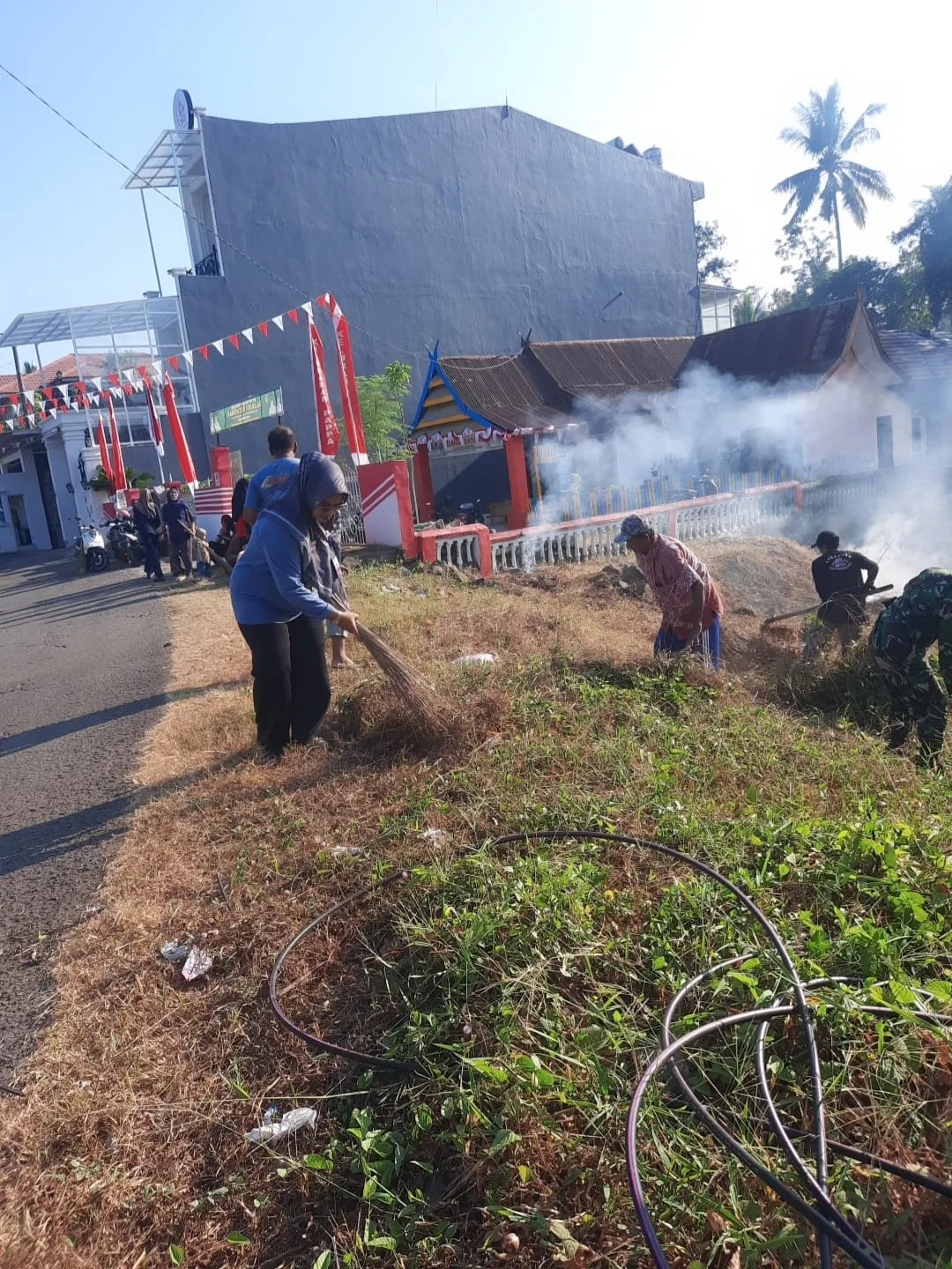 IMG-20260731-WA0055 Semarak HUT ke-81 RI, Warga dan Aparat Kelurahan Pappa Bergotong Royong Bersihkan Lingkungan