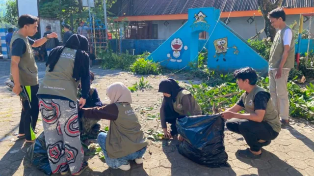 Tim PPK Ormawa bersama Warga dan Pemerintah Gelar Minggu Bersih di Desa Lonjoboko
