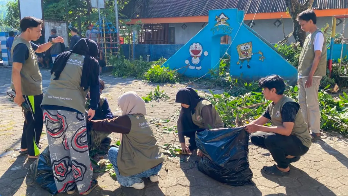 Tim PPK Ormawa bersama Warga dan Pemerintah Gelar Minggu Bersih di Desa Lonjoboko Tim PPK Ormawa bersama Warga dan Pemerintah Gelar Minggu Bersih di Desa Lonjoboko