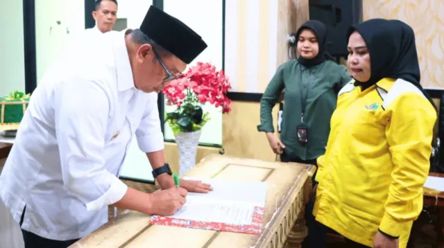 Bupati Takalar Serahkan Bantuan Keuangan Rp1,1 Miliar Kepada 11 Partai Politik Tahun 2026